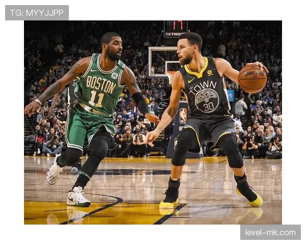 滕哈赫球队打法总结:高位逼抢与控球推进结合,强调边路进攻与中场控制 滕哈赫球队打法总结:高位逼抢与控球推进结合,强调边路进攻与中场控制