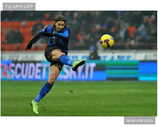 本泽马 vs 伊布：谁是艺术型中锋的巅峰代表