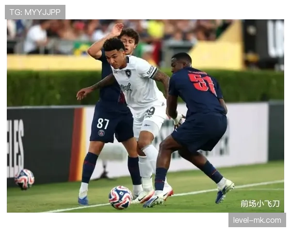 巴黎圣日耳曼内忧外患持续，战术失衡与更衣室矛盾对赛季稳定性面临考验