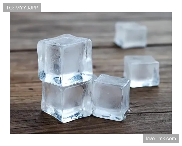 安洗莹训练完直接啃冰块降温，这自律程度我连她喝水的杯子都卷不过